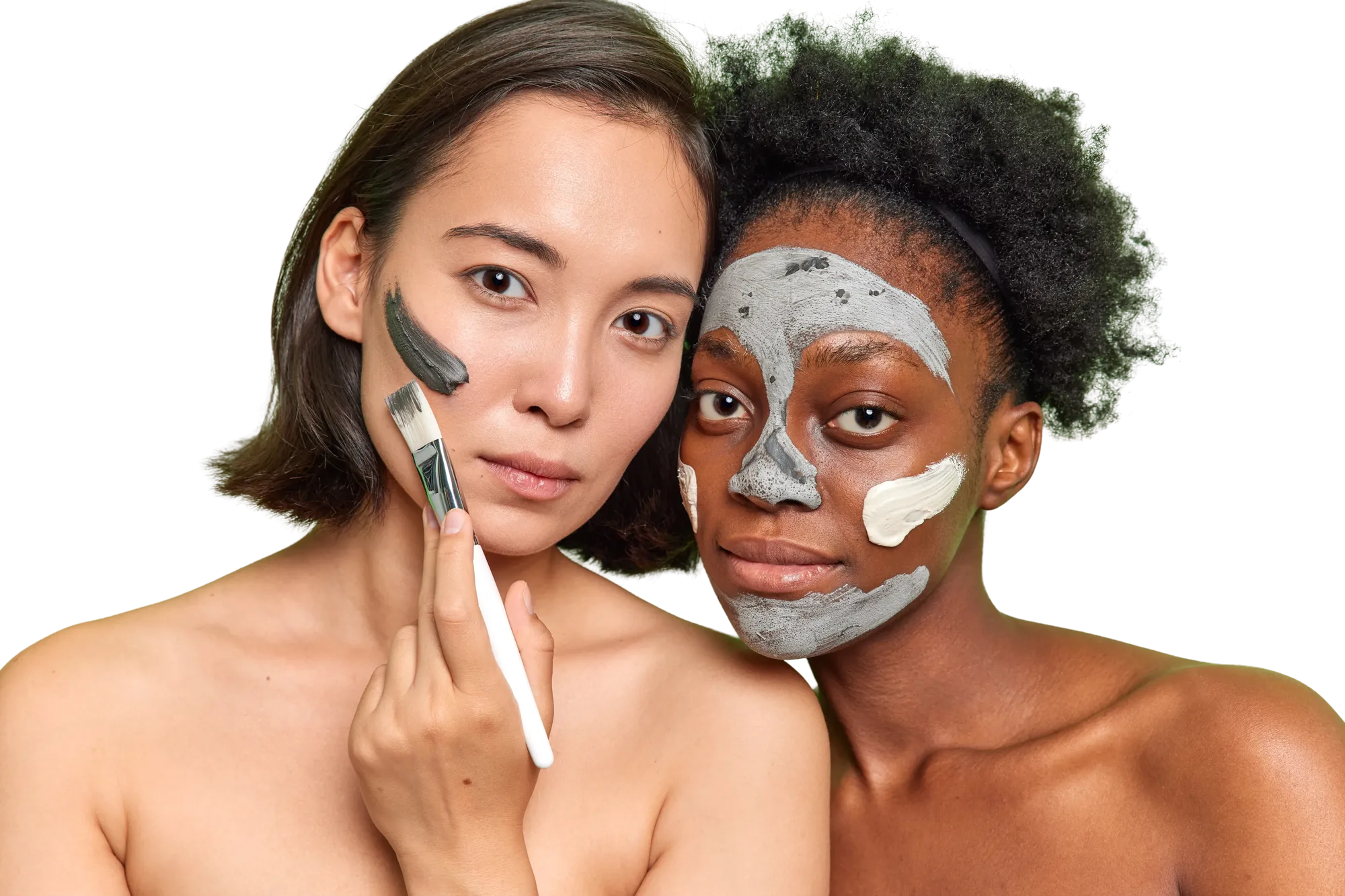 Duas mulheres aplicando máscara de argila no rosto